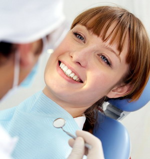 Dantų protezavimo procedūroms verta rinktis Kauną