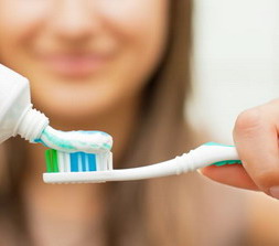 Kuo skiriasi asmeninė ir profesionali burnos higiena?